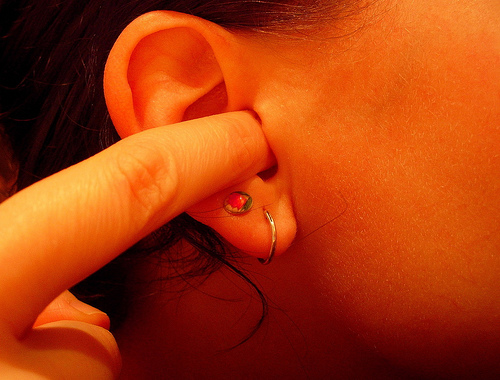 在顯微鏡下手術，重建聽力