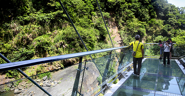 站在小烏來天空步道 居高臨下賞瀑布