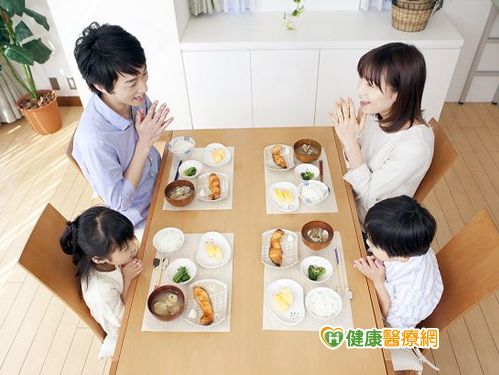 邊吃飯邊滑手機 當心愈吃愈胖