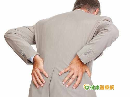 長期姿勢不良 小心下背痛纏身