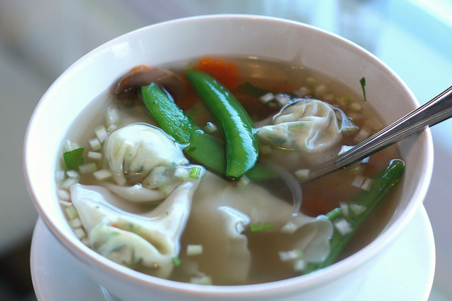 吃飯時不可喝湯和飲料?