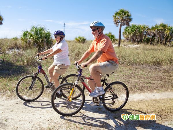 眼花騎車常跌倒　婦白內障手術獲光明