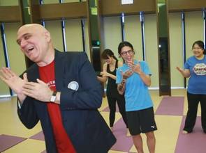 無理由的大笑　最能讓身心都健康 