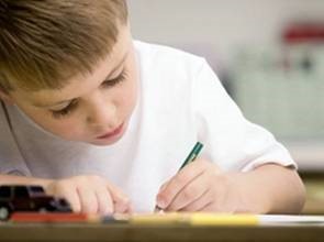 戴耳機打電玩重度聽損　6歲男童戴助聽器