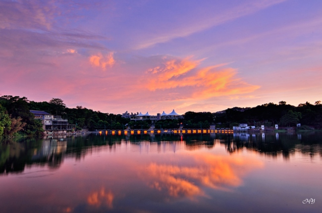 在急切中，我們遠離了純真。