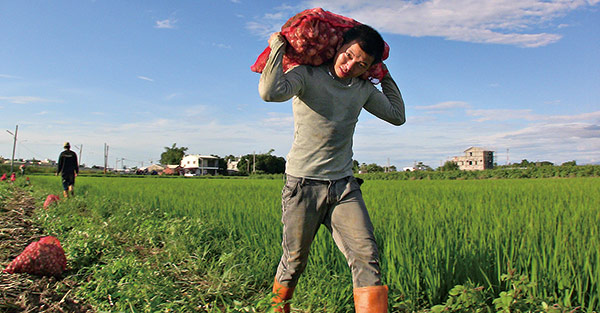 她走過家暴、從越南逃到台灣  用同理心拍下《再見 可愛陌生人》我和那些非法移工的藍色寶島夢