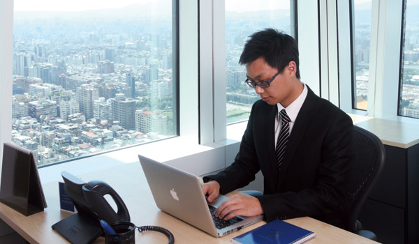 活化辦公室空間 短期租賃逆勢成長 一○一裡的二房東 一個座位月租2.5萬