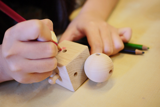 獨一無二的木頭公仔，百分百DIY機器人