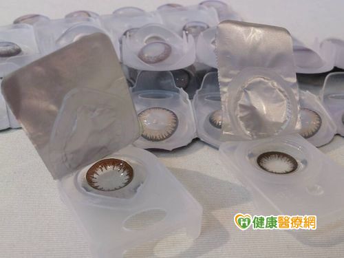 戴放大片過年通宵玩樂 眼睛缺氧暴血絲