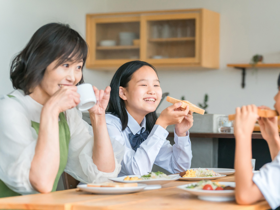 以為不吃麵包、吐司最健康！早餐只喝豆漿配蛋，血糖竟像坐雲霄飛車：不是澱粉越少越好