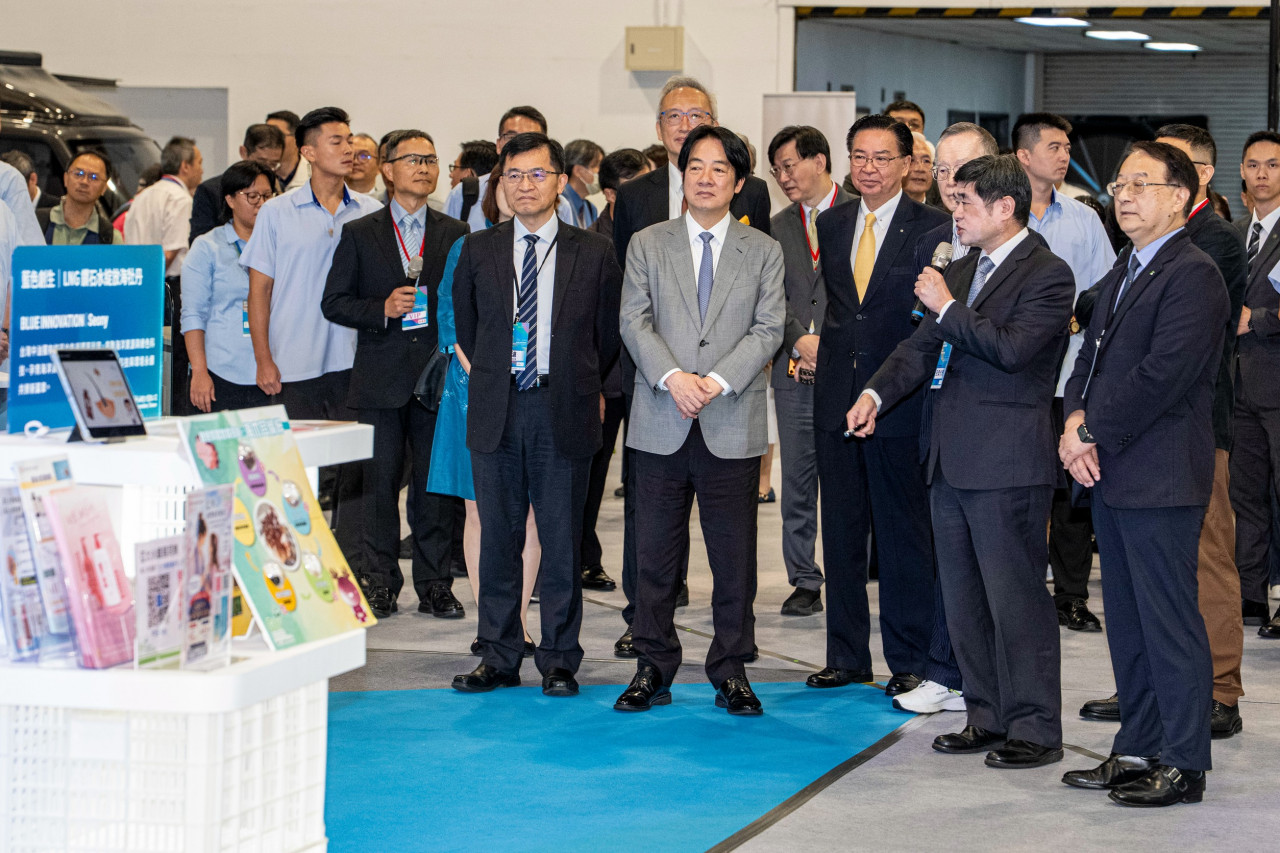 總統賴清德與經濟部次長何晉滄參觀台灣中油展區