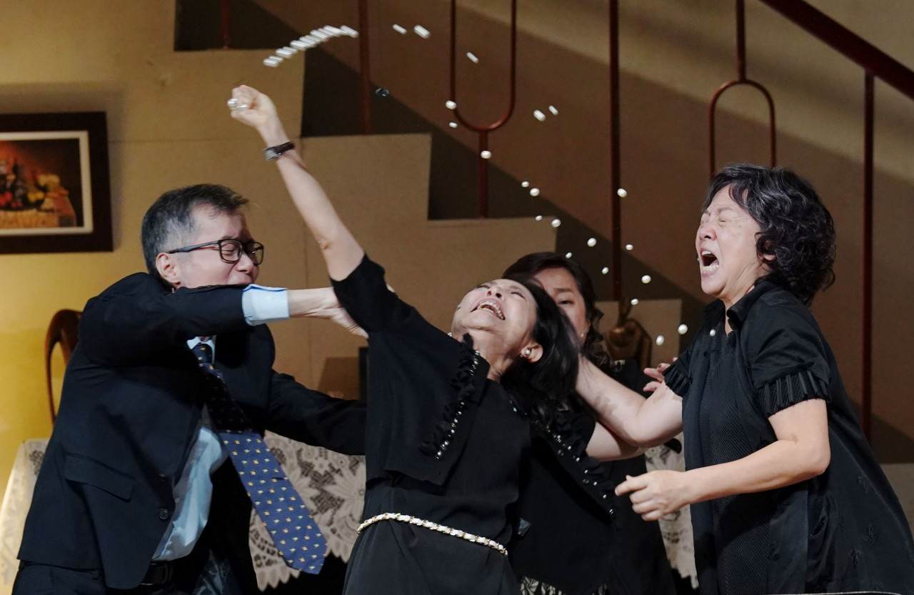 《八月,在我家》將東尼獎、普立茲獎的劇本完美落地轉譯,而演員演出長達180分鐘的戲劇,只有劇場,觀眾要親臨現場才看的到震撼的演技。由左至右為王琄、姚坤君、朱宏章。(圖片提供:綠光劇團、攝影:張大魯)