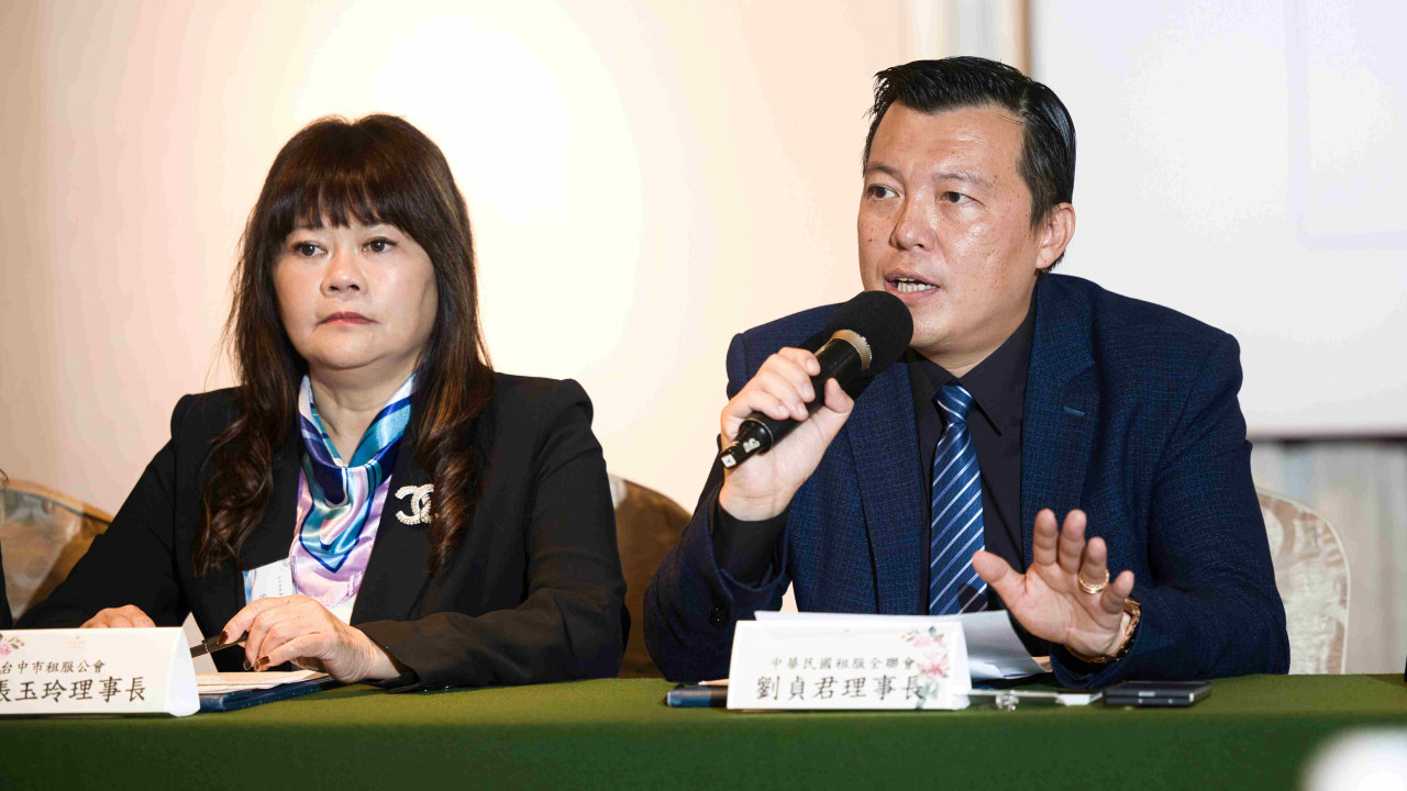 中華民國租服全聯會 劉貞君 理事長（右）及台中市租服公會 張玉玲 理事長（左）