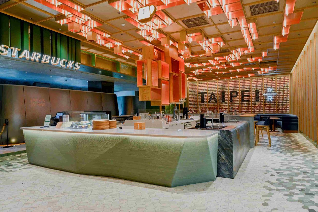 全新藝術裝置「DREAM PLAZA台北牆」,以品牌經典元素豆標卡拼貼出「TAIPEI」