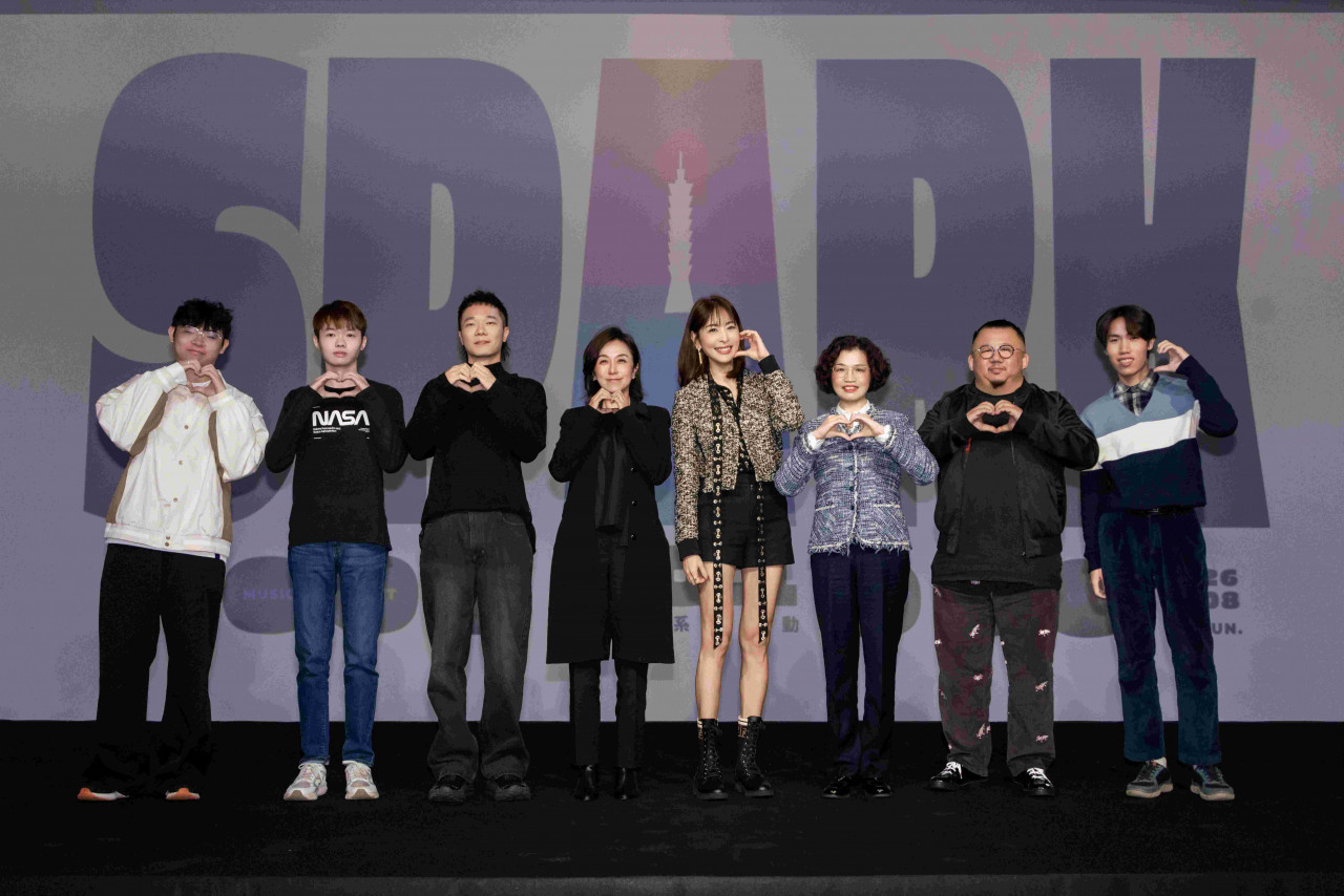 台北101與北流音樂製作團隊合照(左起入選者林樺霖、張富隆、總製作人盧律銘、北流董事長黃韻玲、台北101董事長賈永婕、台北101總經理朱麗文、錄音師錢煒安、入選者賴慕恩)