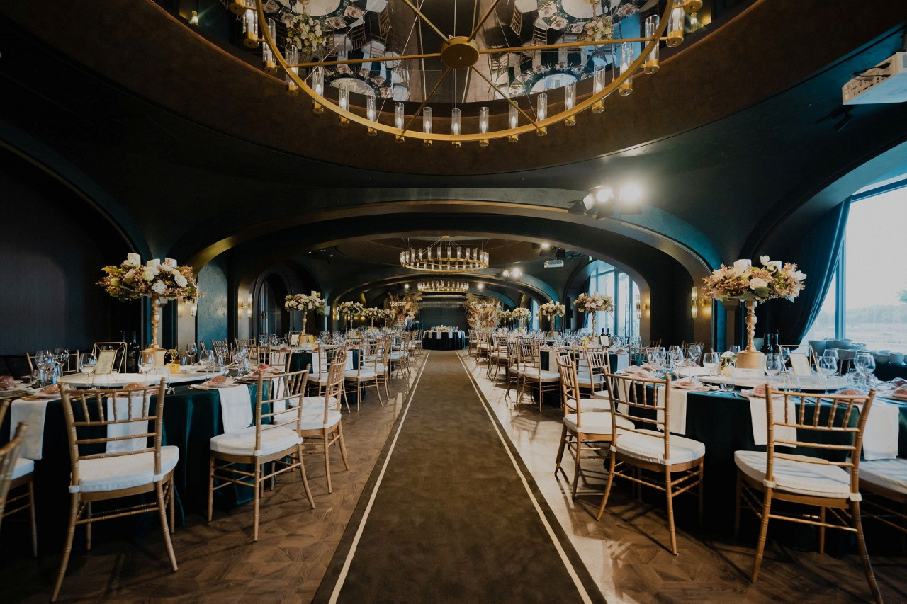 圖3 亞果薈宴會廳風格沉穩與奢華感十足的金色裝置，再搭配上石紋拼貼的幾何磚地板，傳達出新與舊的交疊、浮華濃郁的氛圍。_雲品國際提供