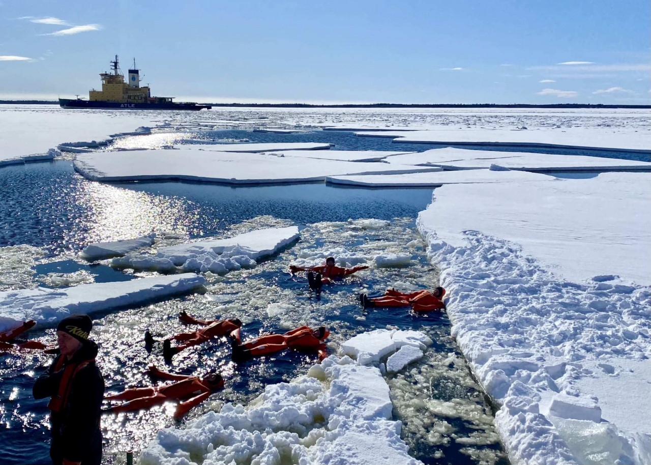 雄獅行程安排在瑞典芬蘭交界的凱米，穿著特製「龍蝦裝」感受無重力樂趣。（圖／雄獅旅遊