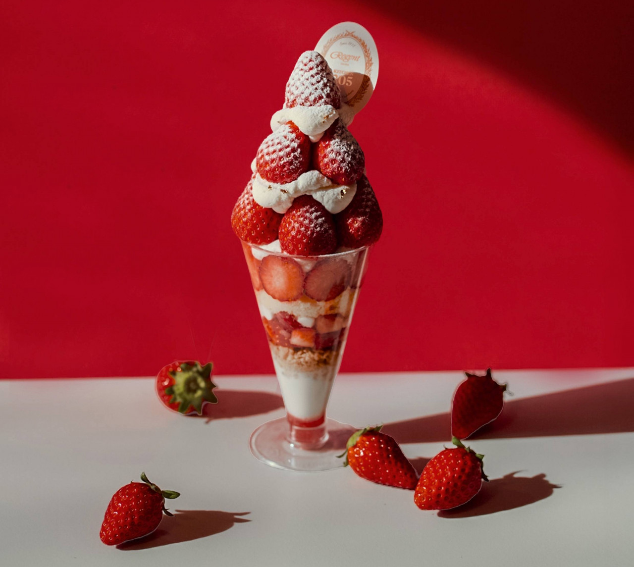 晶華_「冬日草莓帕妃」以杯裝呈現莓果層次與視覺結構，杯裝形式便於攜帶與分享，適合節慶聚會或送禮。
