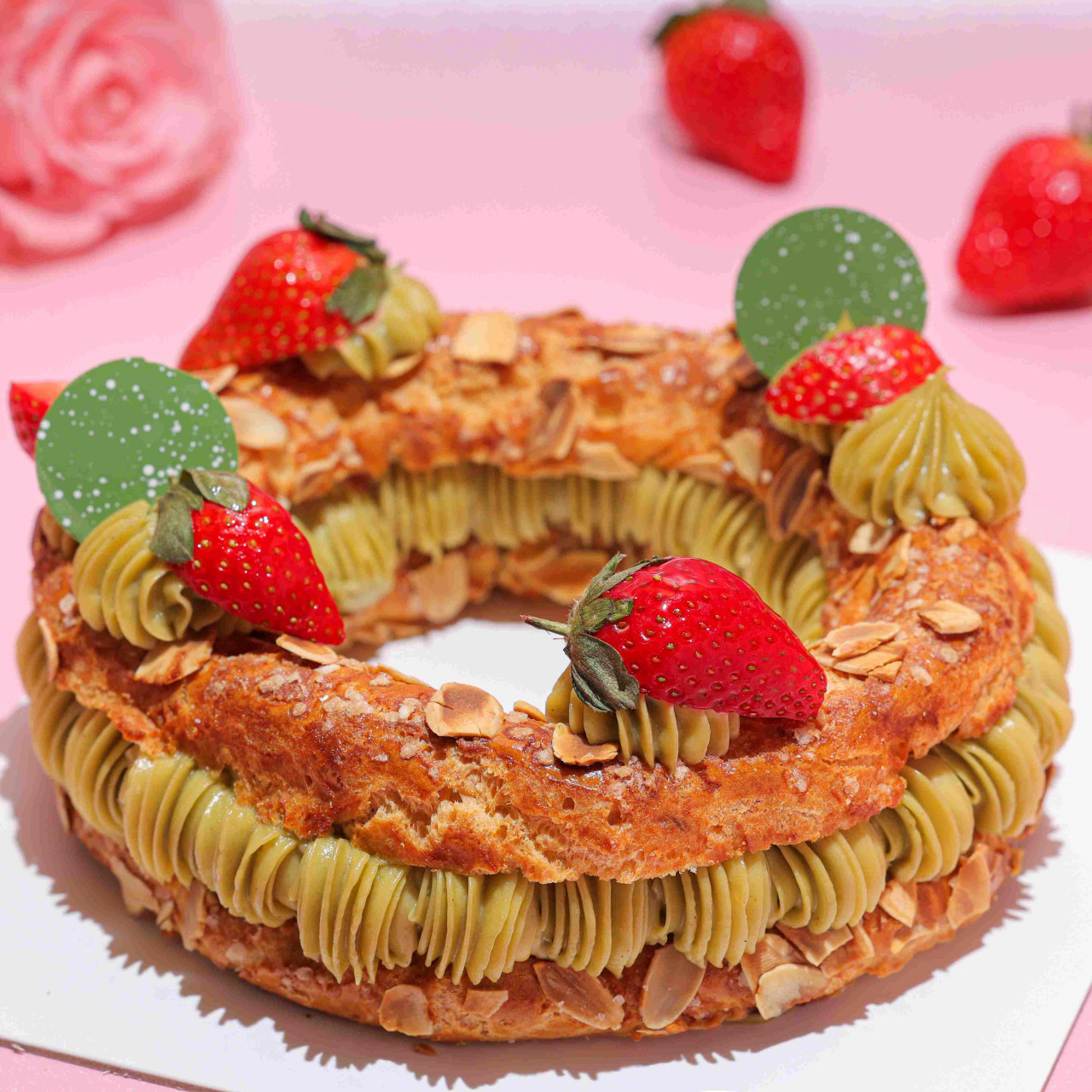 晶華_「法式經典草莓慕斯蛋糕」以手指餅乾海綿與香草慕斯林堆疊整顆草莓，口感輕盈而富視覺張力