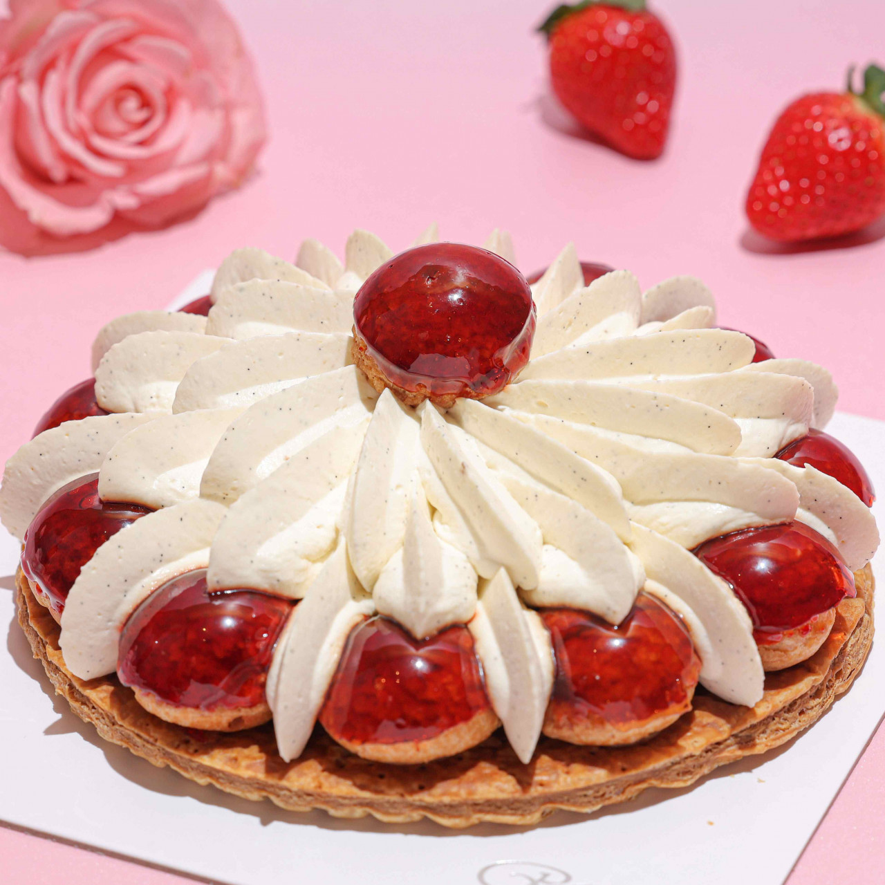 晶華_「草莓聖安娜泡芙」以焦糖泡芙、焦糖酥皮與香草香緹組成法式經典，呈現優雅莓果風味。