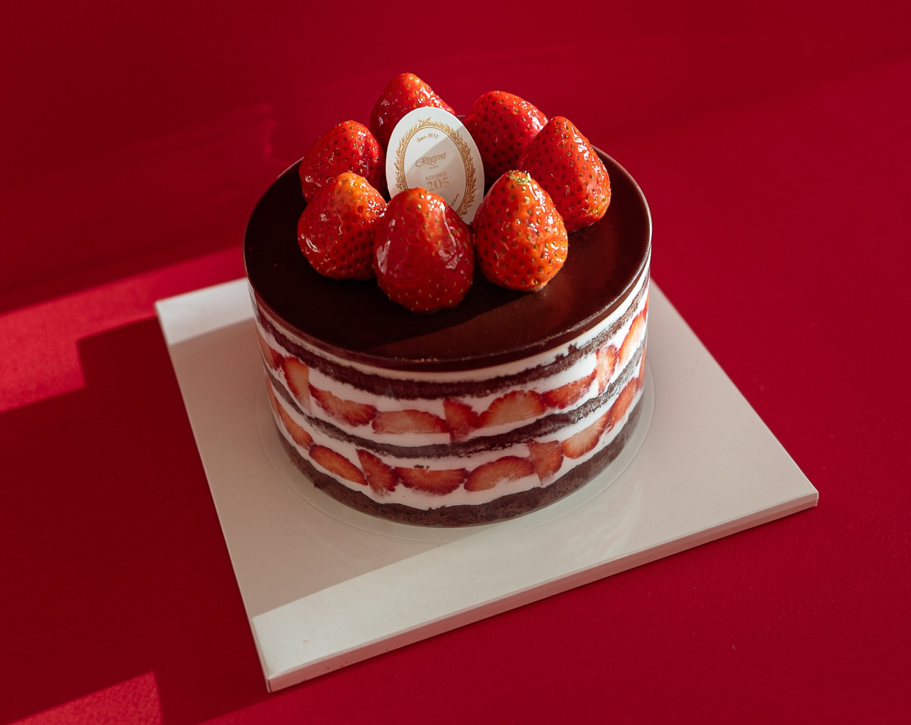 晶華_KITCHEN205全新推出「巧克力草莓蛋糕」，以巧克力蛋糕體結合鮮草莓與奶油，風味更為成熟濃郁。 (1)