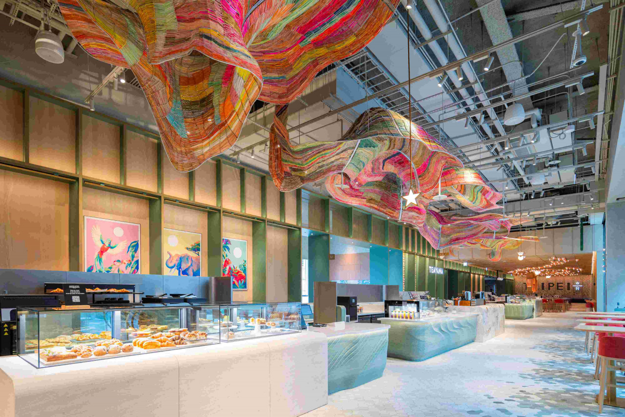 全新藝術裝置「DREAM PLAZA台北牆」,以品牌經典元素豆標卡拼貼出「TAIPEI」