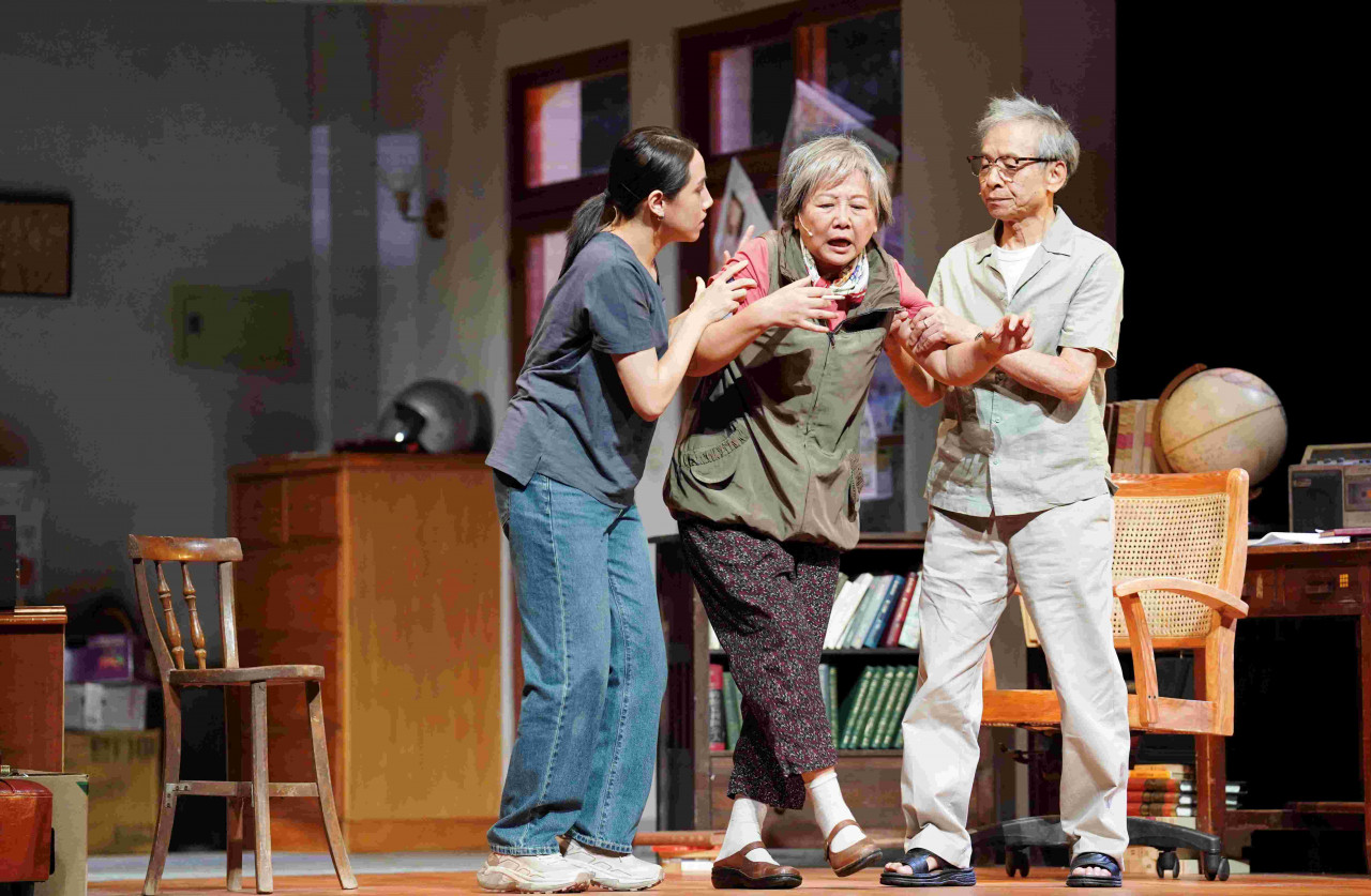 由左至右為演員 吳念真、王琄、Miyaw Sika洪淳晨(圖片提供:綠光劇團、攝影:張大魯)