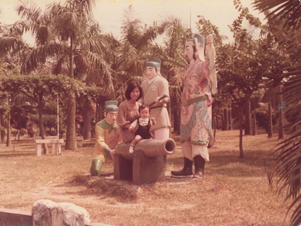 起士公爵_創辦人王奕凱小時侯與媽媽的合照