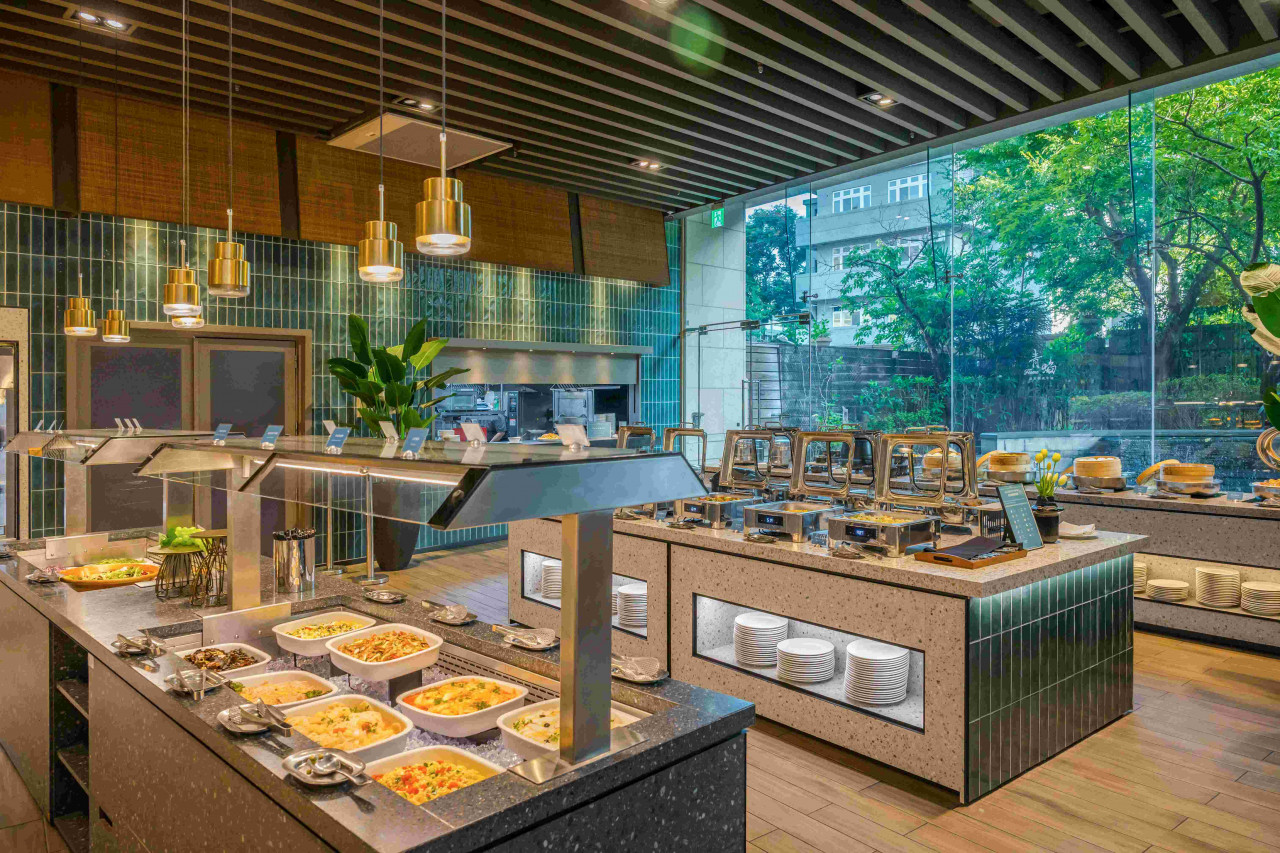 近百道的半自助吧，餐食特色更涵蓋美式、義式、泰式、日式與台式多元風格，同時有光焙若提供的蔬食料理