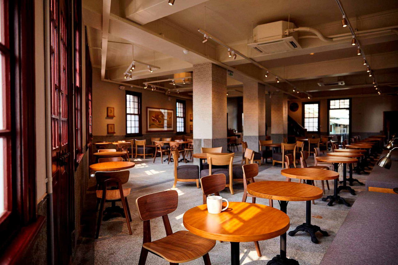 星巴克,門市建築物為台北市市定古蹟萬華林宅,於建築修復、門市設計上,融合林家古宅過往風貌,從大門開始完整保存老式雙開門,建築內的門窗及欄杆處,皆可見到羅馬式柱頭細部設計與精緻刻畫。