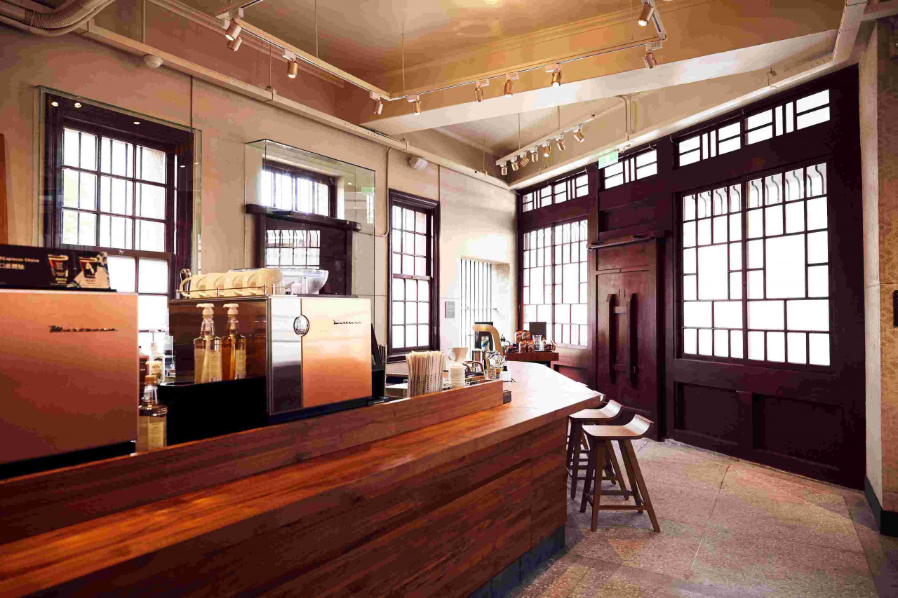 星巴克,門市建築物為台北市市定古蹟萬華林宅，於建築修復、門市設計上，融合林家古宅過往風貌，從大門開始完整保存老式雙開門，建築內的門窗及欄杆處，皆可見到羅馬式柱頭細部設計與精緻刻畫。