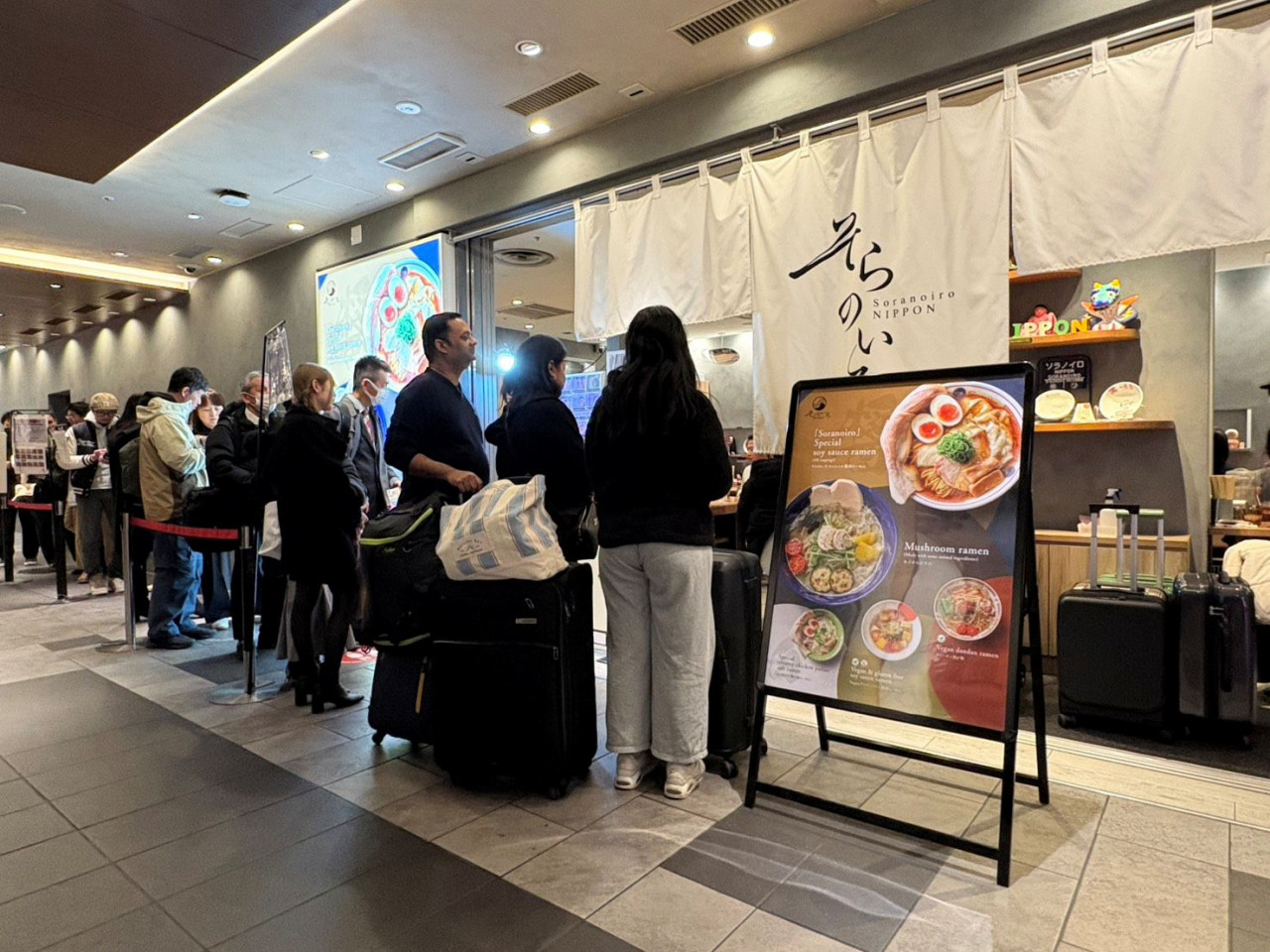 04-全台首家、日本必比登推薦、東京人氣排隊拉麵名店「そらのいろSORANOIRO」