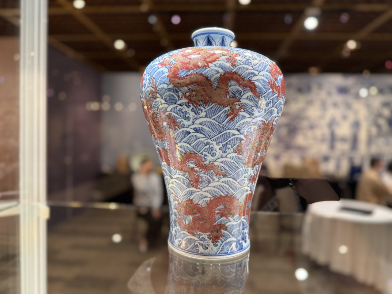 絕跡逾20年，「只進不出」的瓷器、家具在佳士得40年專拍…香港、台灣重量級藏家珍藏品吸粉絲