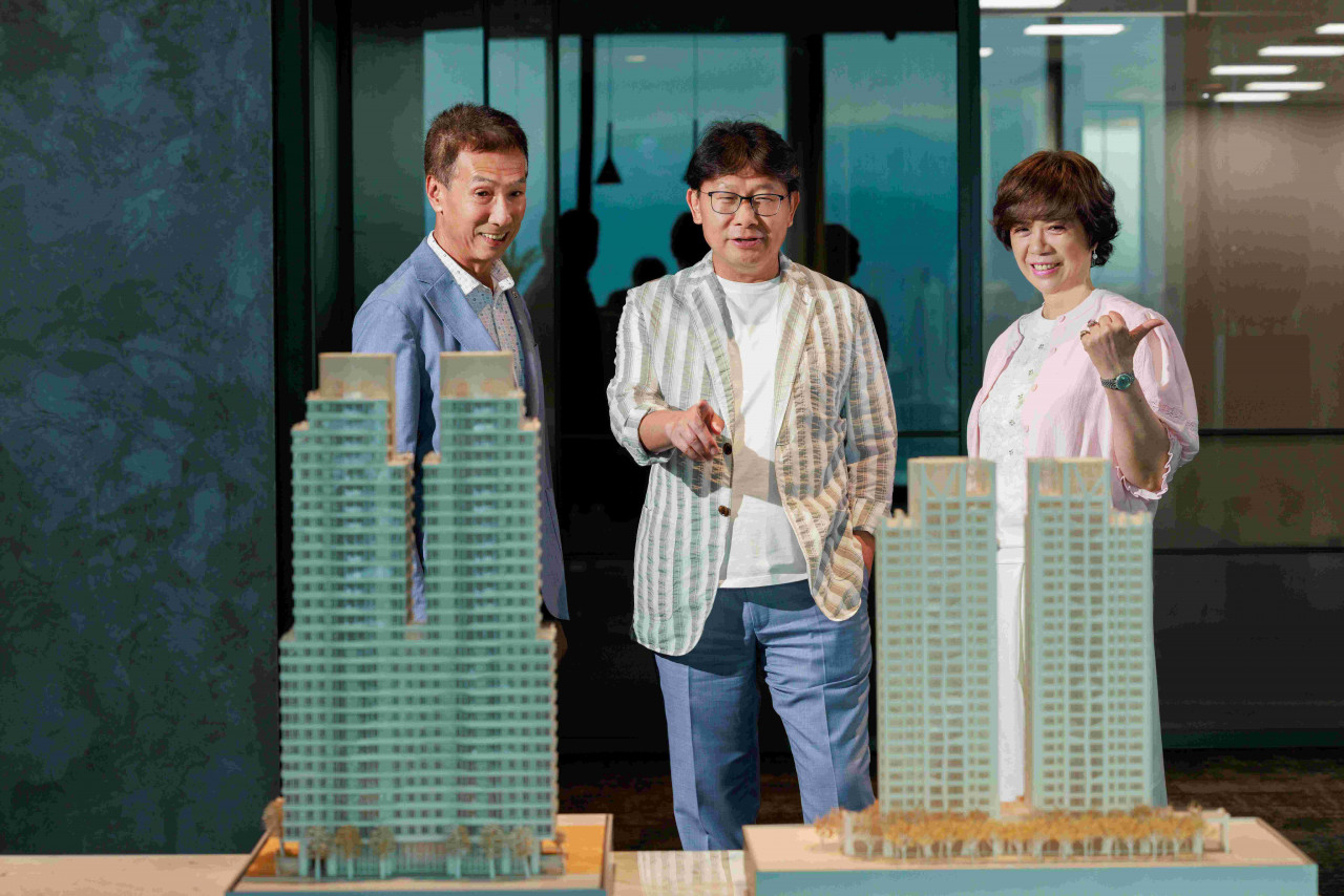 姚連地和台中分公司總監陳其德，及台中土地顧問張維珍