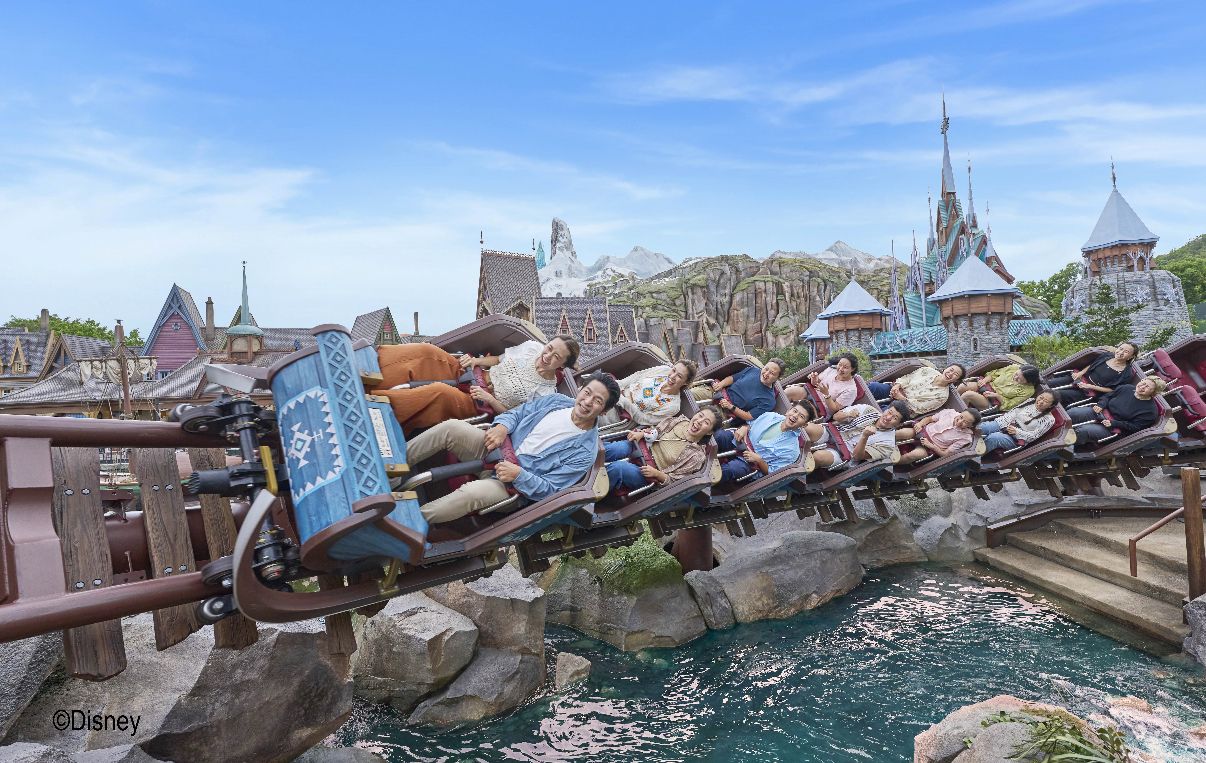 香港廸士尼全球首座以《冰雪奇緣》為主題的雲霄飛車「雪嶺滑雪橇」