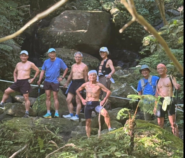 熊空山系沿途美景令人驚豔！8條好漢相約爬山…謝金河：繞竹坑山一圈近10K，安坑吃土鷄城