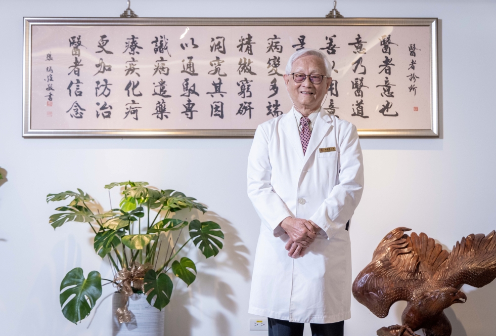 一個病人看40分鐘「祖宗八代都要問」…87歲台大前院長李源德不退休：看病是我的興趣，賺的是成就感