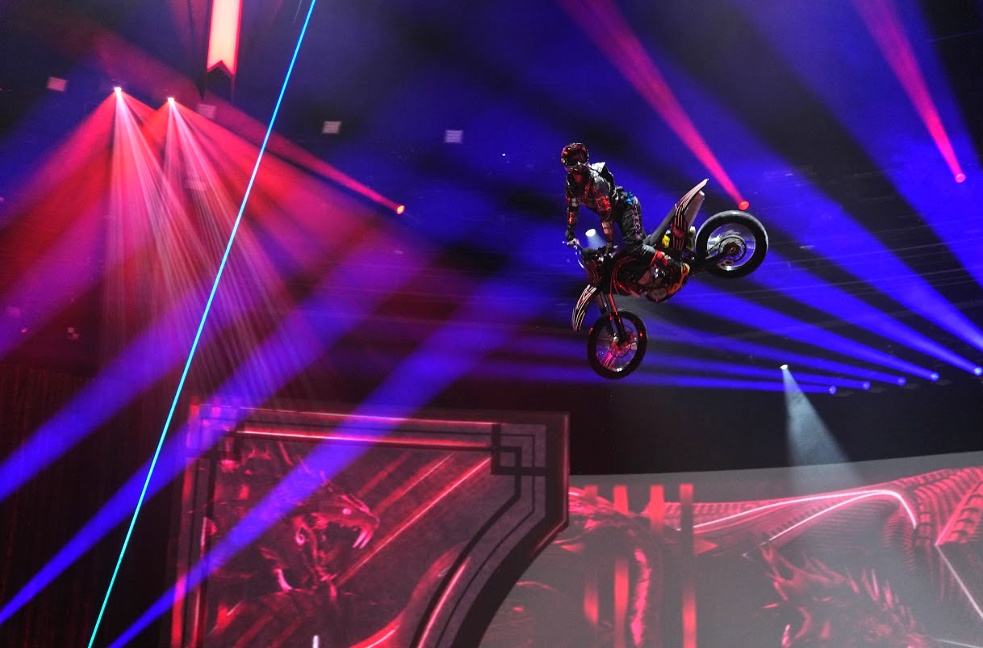 水舞間,空中雜技