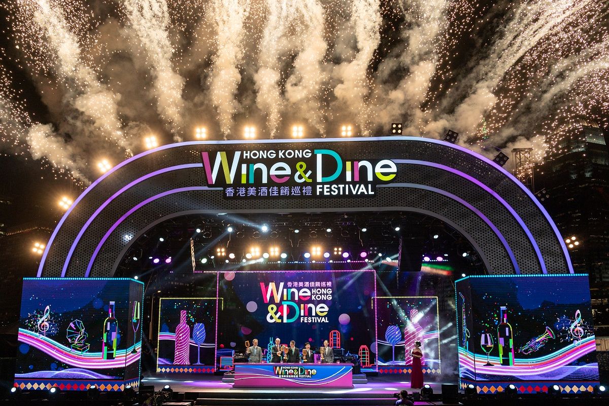 1.「香港美酒佳餚巡禮」10月23日至26日登陸中環海濱，邀您盡享名酒佳餚，感受維港畔的奢華饗宴。