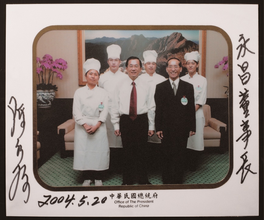2004年5月20總統、副總統就職典禮午餐日，享用鬍鬚張魯肉飯，與供餐小組合影