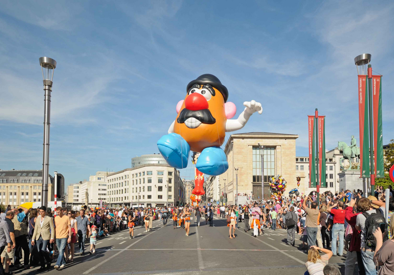 3.香港首個大型卡通輕氣球巡遊「Merry Balloon」，近20個人氣角色化身巨型氣球翱翔維港上空，為香港注入歡樂節慶氣氛。