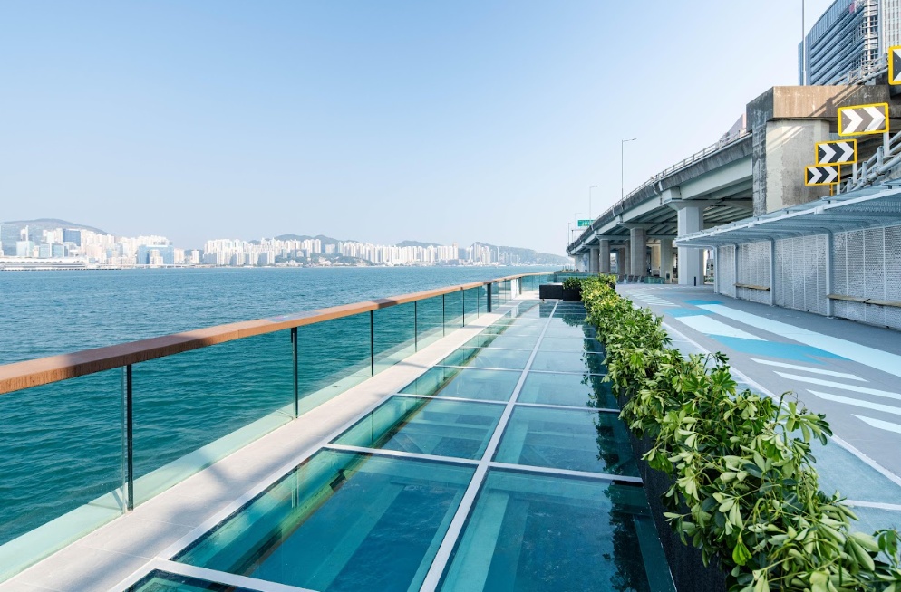 北角東岸板道貫通炮台山至鰂魚涌海濱，提供步行、跑步及單車共享空間，並設有玻璃觀景台讓遊人可感受腳下的維港。(圖片由香港政府發展局提供）