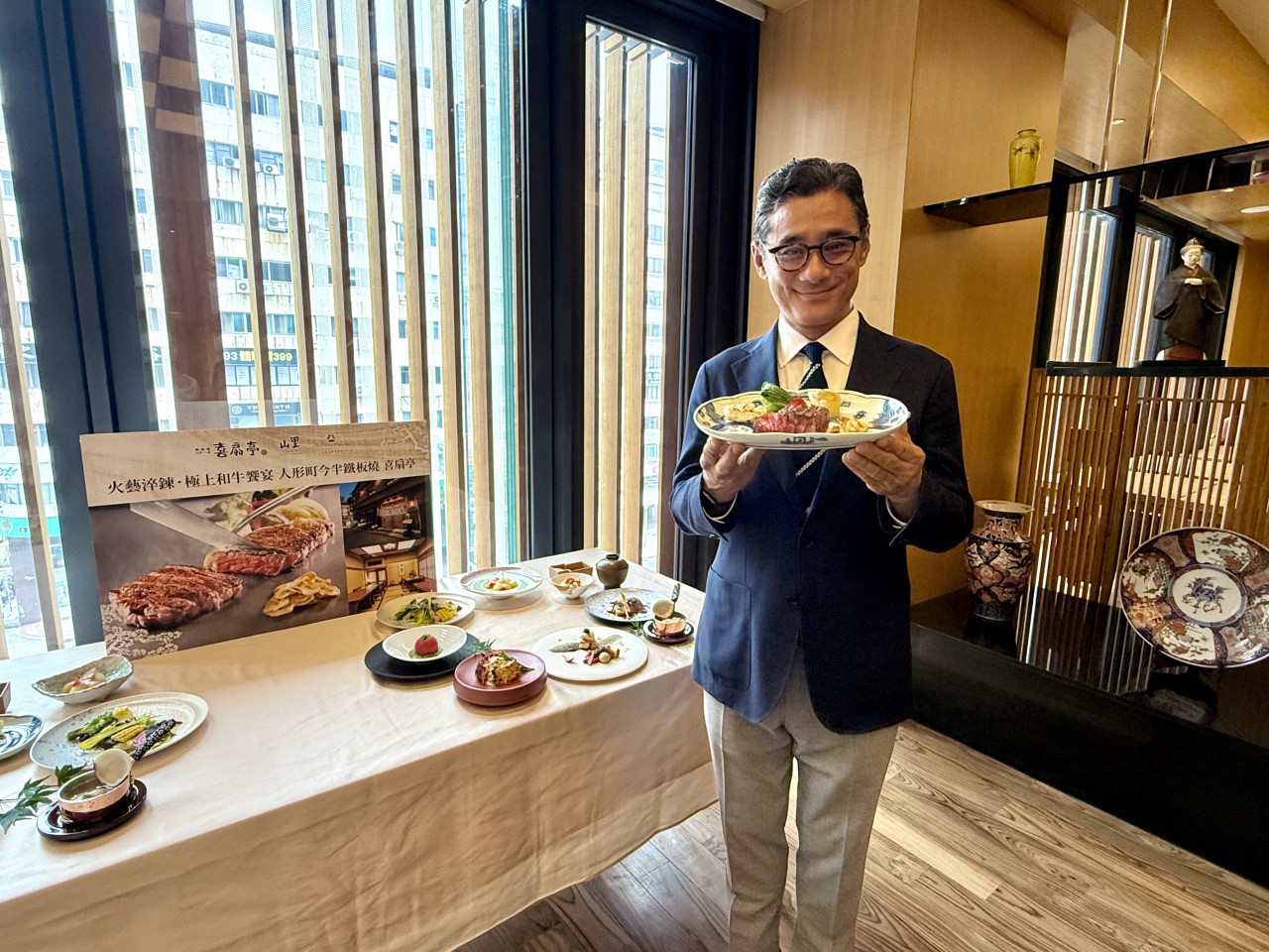 「人形町今半」旗下喜扇亭鐵板燒老店，端出黑毛和牛客座大倉久和！5位主廚服務饕客，會長女兒也上陣
