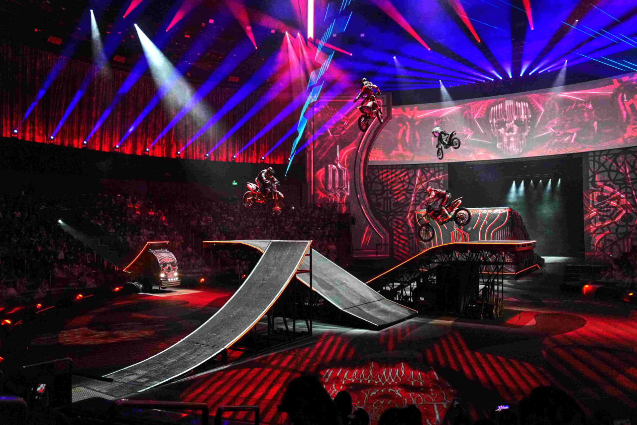 水舞間,摩托車特技