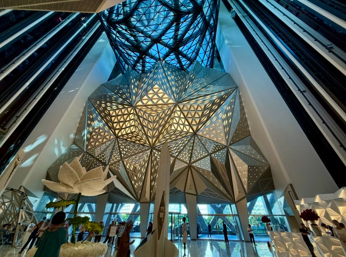 五星級酒店「摩珀斯酒店」,由已故建築師札哈‧哈蒂操刀設計,