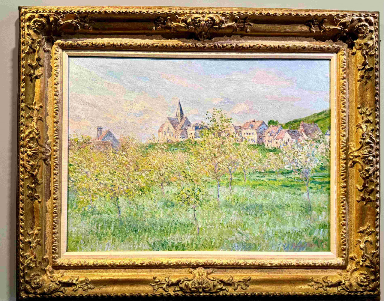 莫內(Claude Monet)在1885年創作的《午後光影下吉維尼的春天》,佳士得