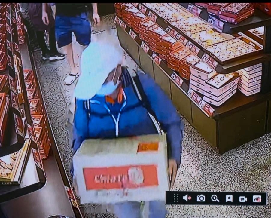 佳德鳳梨酥遇到阿湯哥？白髮阿北「4個不小心」整箱抱走…尋人啟事幫約波麗士6萬人按讚：以後就吃這家