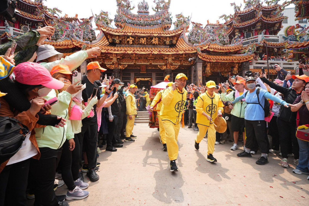 白沙屯媽祖「鑽轎底」想成功？資深領隊親揭密技！想看粉紅超跑也能跟團體驗…雄獅：1-3日遊都有