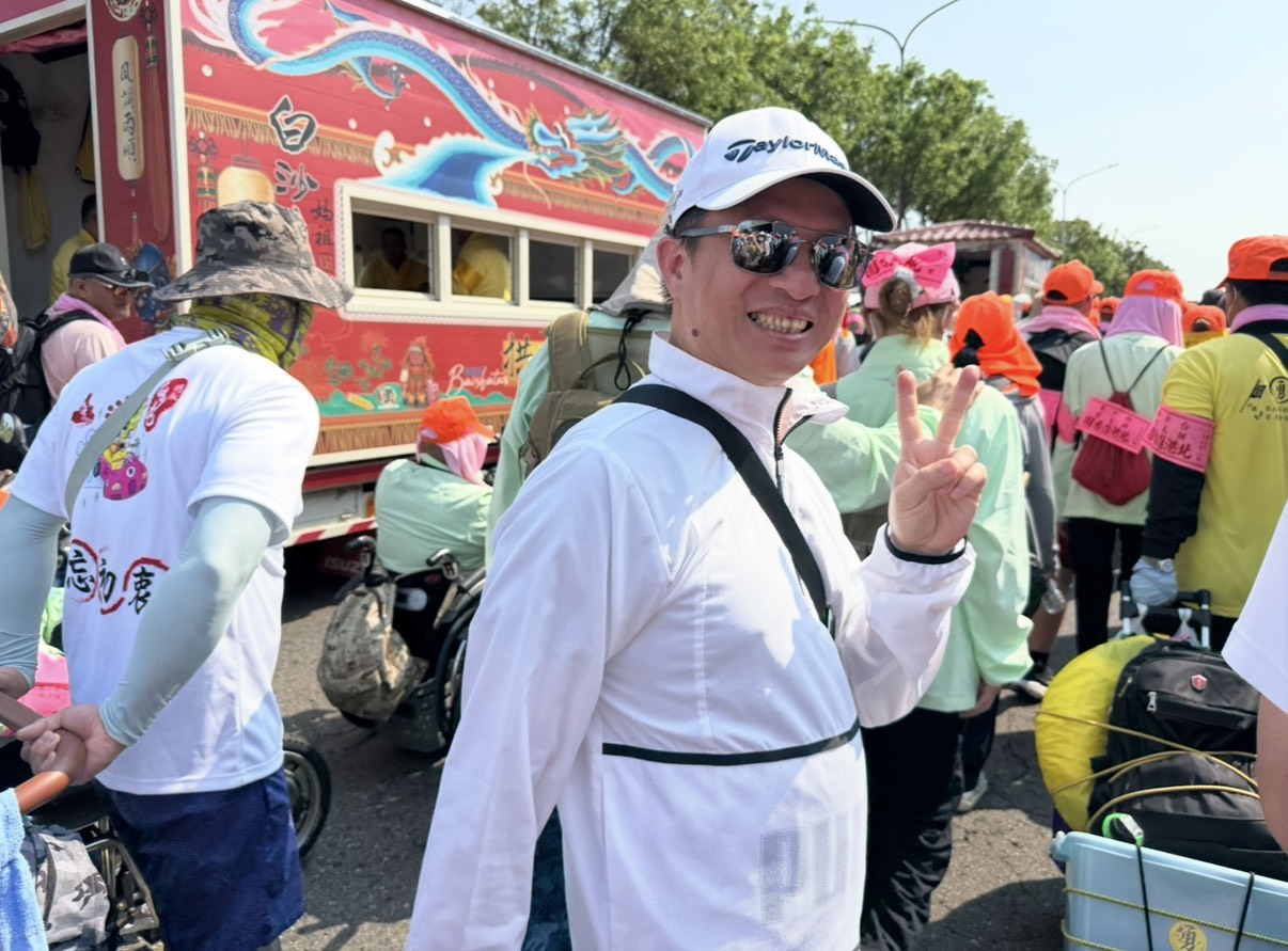白沙屯媽祖,鑽轎底