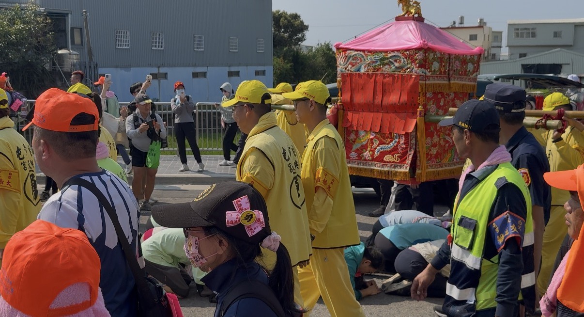 白沙屯媽祖,鑽轎底